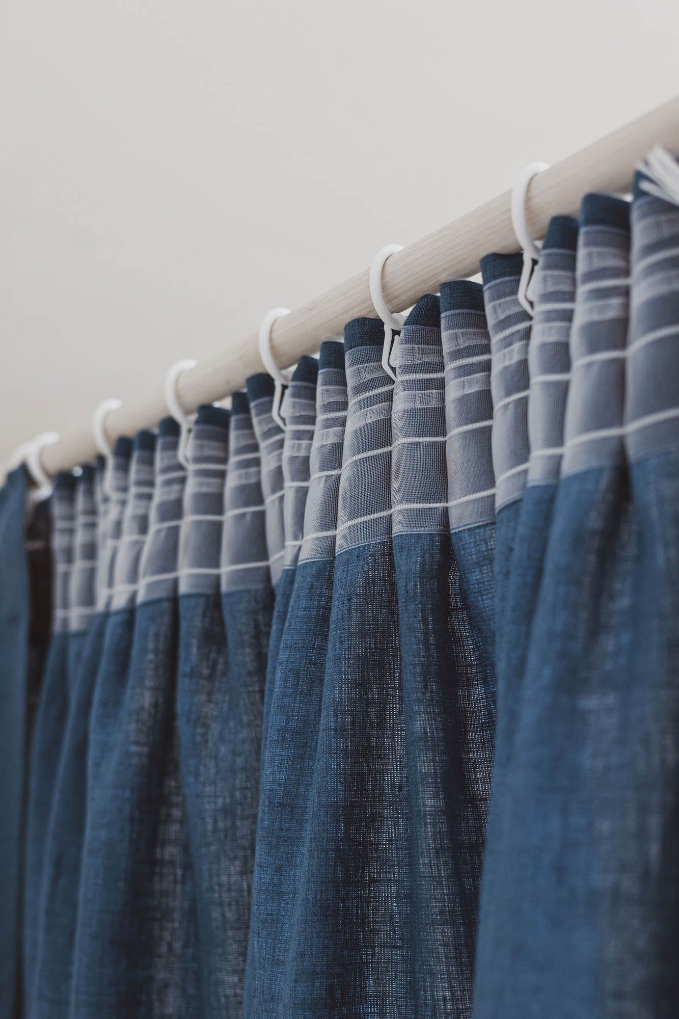 Leinenvorhang mit Bleistiftfalten in Kornblumenblau