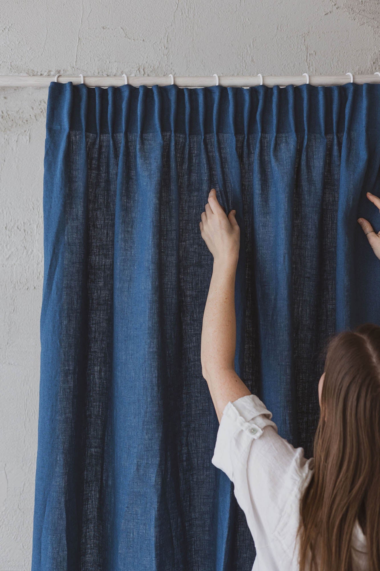 Leinenvorhang mit Bleistiftfalten in Kornblumenblau