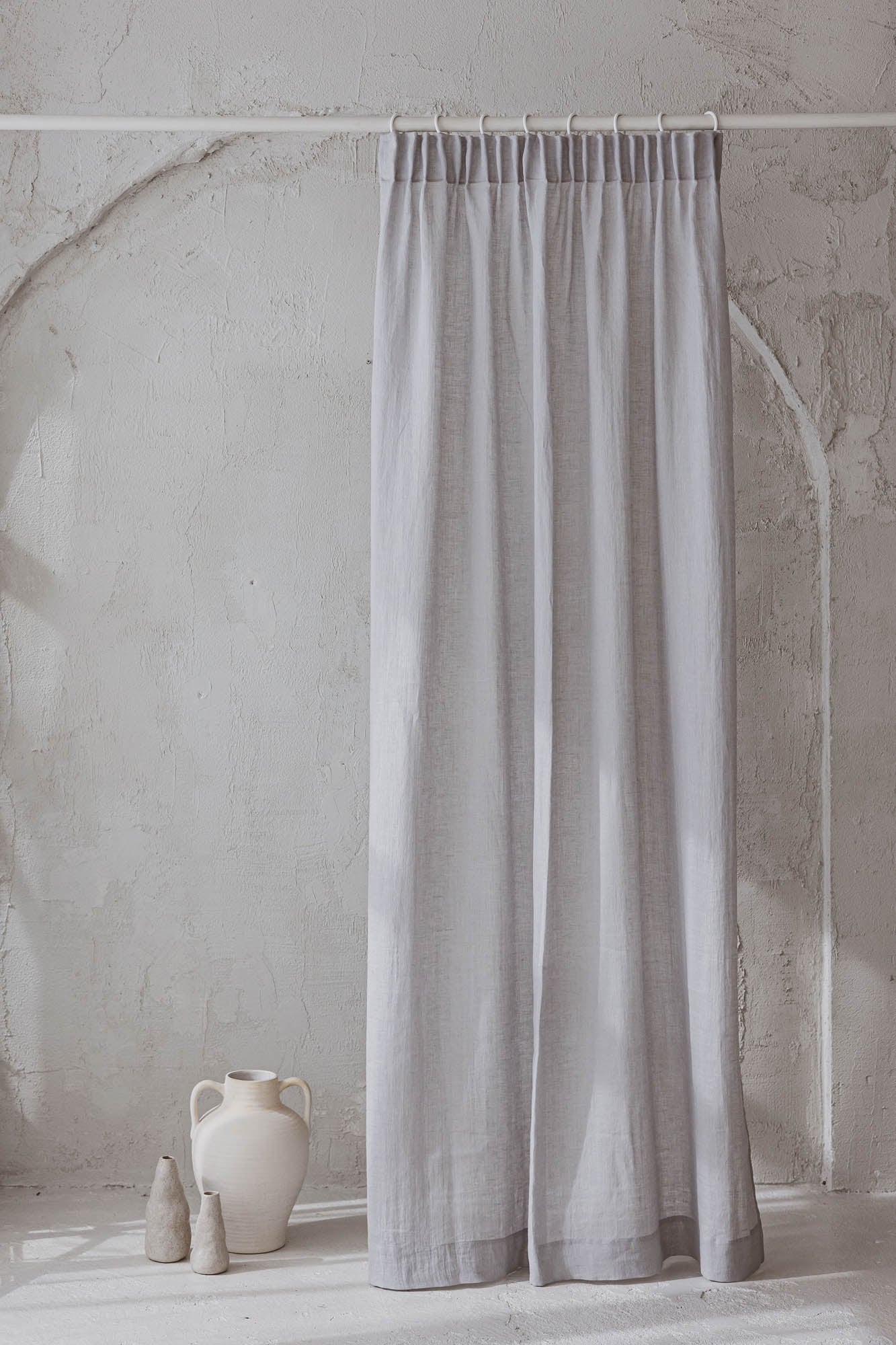 Transparenter Leinenvorhang mit Bleistiftfalten an einem regnerischen Tag