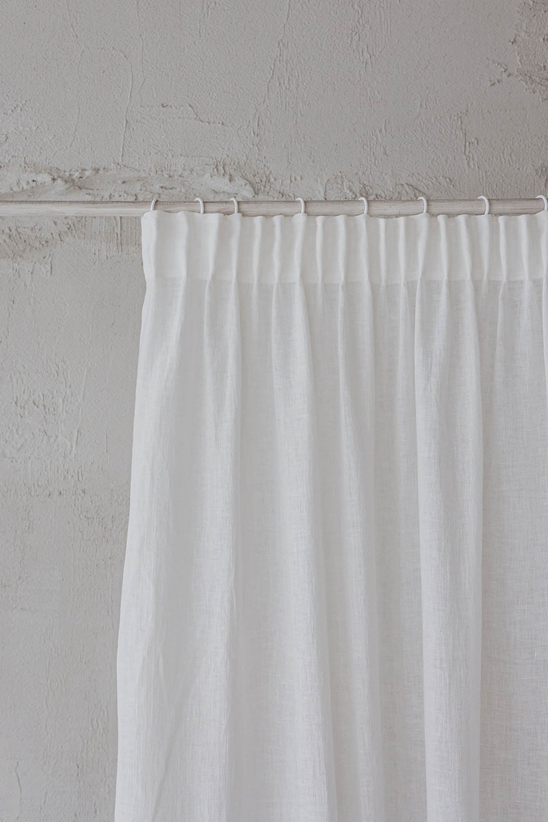 Transparenter Leinenvorhang mit Bleistiftfalten in Off-White