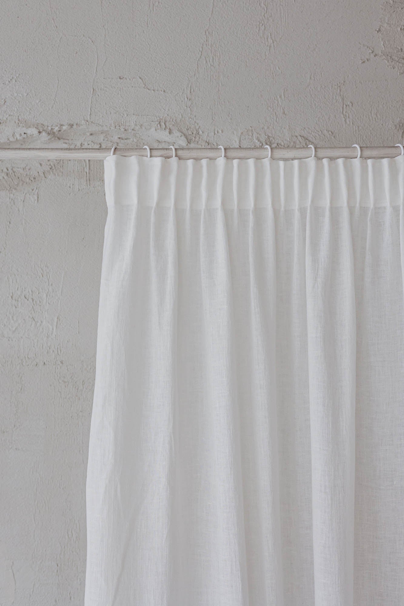 Transparenter Leinenvorhang mit Bleistiftfalten in Off-White