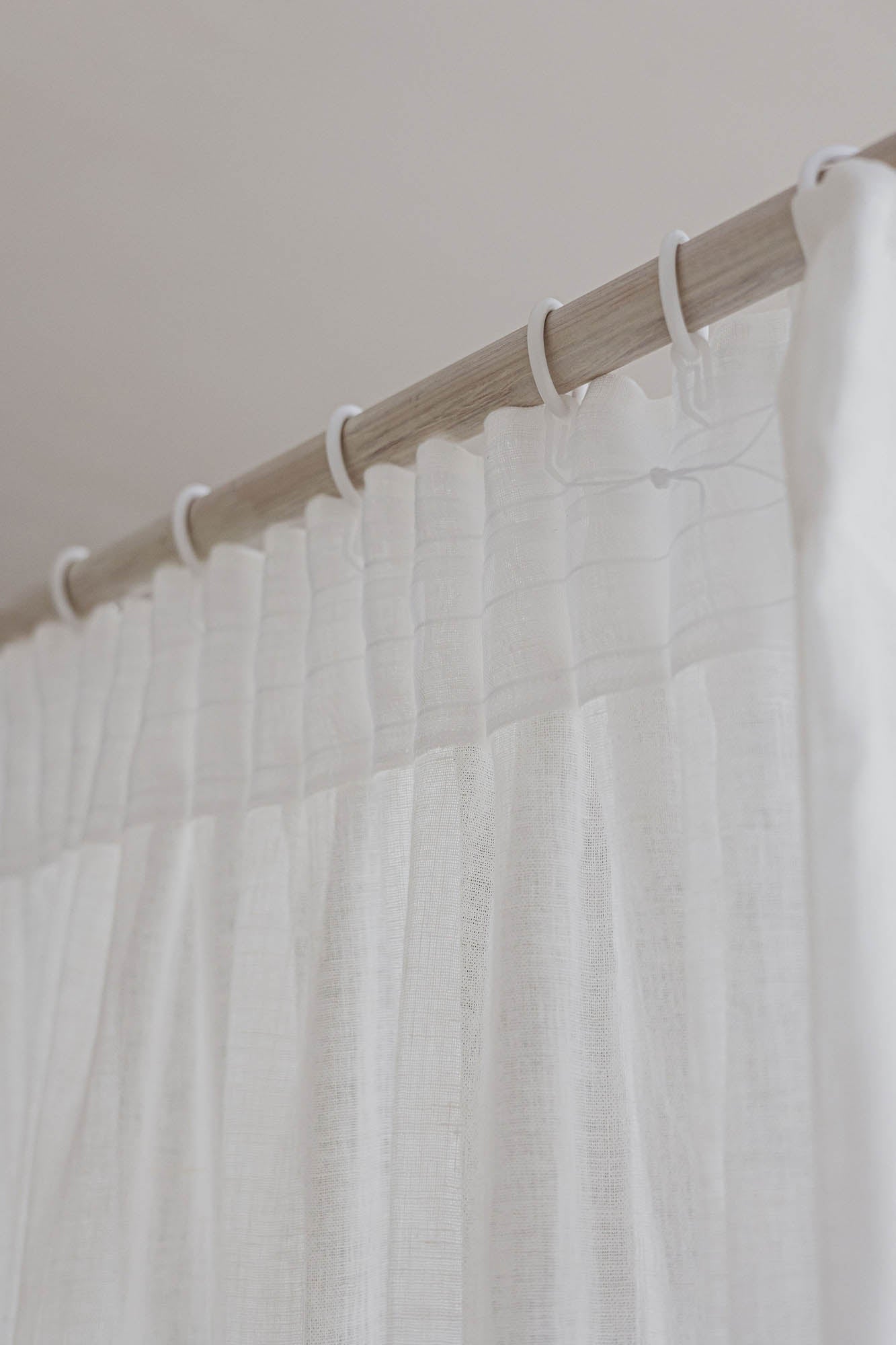 Transparenter Leinenvorhang mit Bleistiftfalten in Off-White