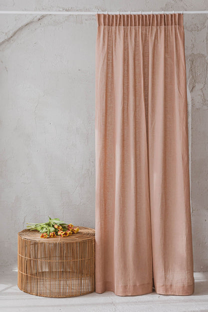 Transparenter Leinenvorhang mit Bleistiftfalten in nebligem Rosa