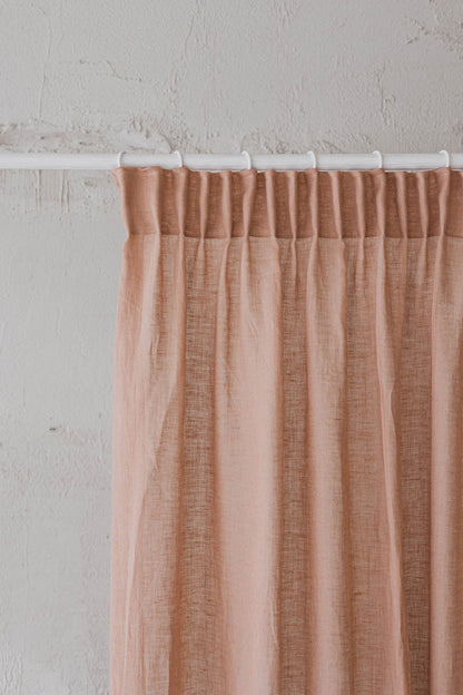 Transparenter Leinenvorhang mit Bleistiftfalten in nebligem Rosa