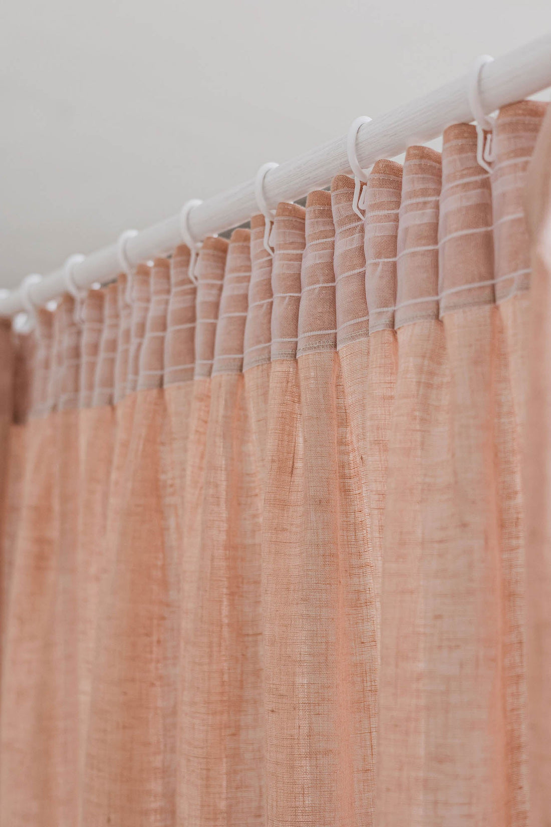 Transparenter Leinenvorhang mit Bleistiftfalten in nebligem Rosa