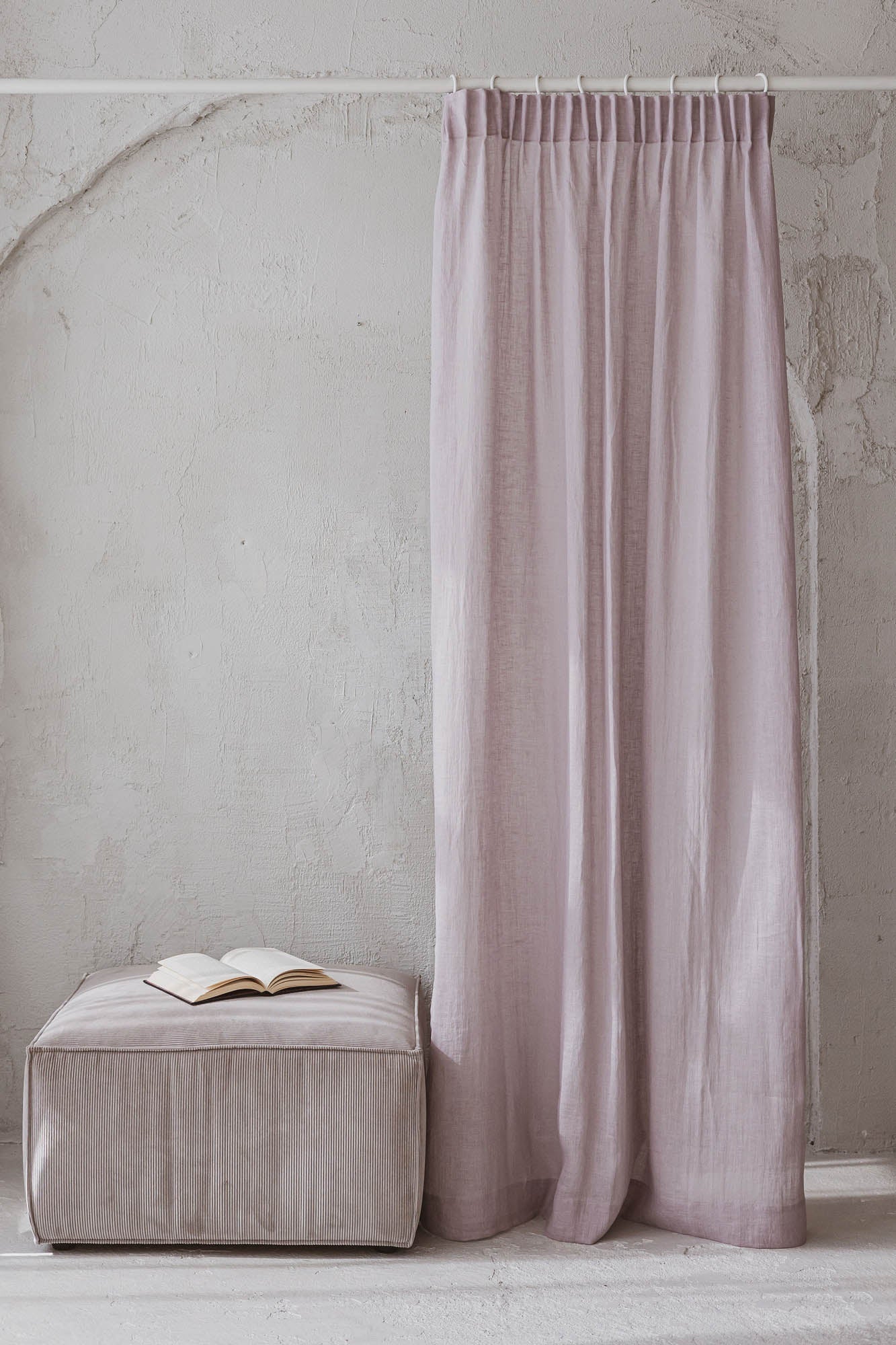 Transparenter Leinenvorhang mit Bleistiftfalten in hellem Flieder