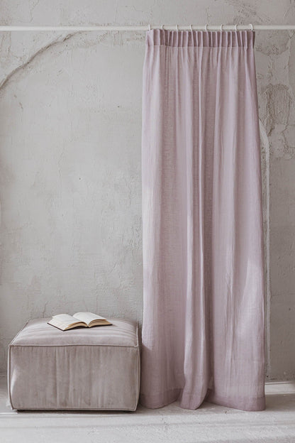 Transparenter Leinenvorhang mit Bleistiftfalten in hellem Flieder