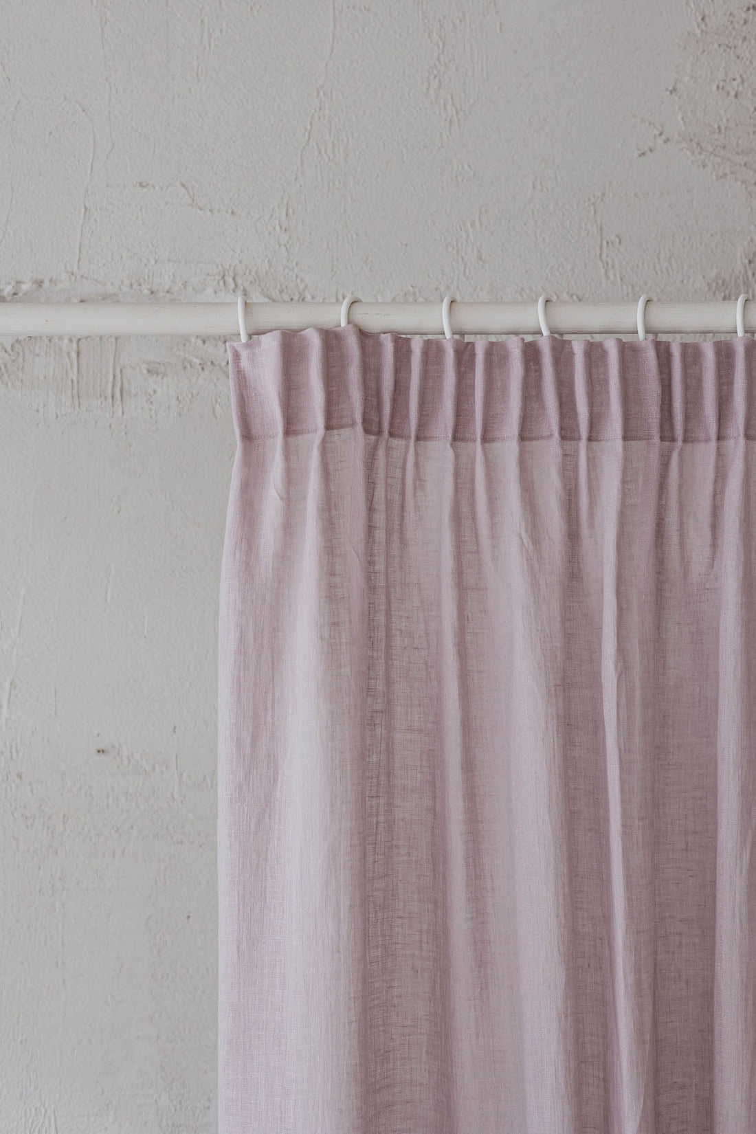 Transparenter Leinenvorhang mit Bleistiftfalten in hellem Flieder