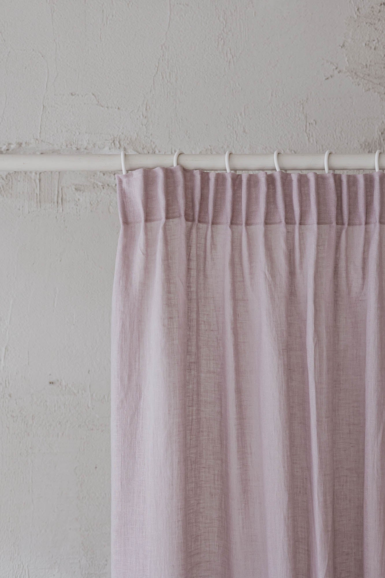 Transparenter Leinenvorhang mit Bleistiftfalten in hellem Flieder