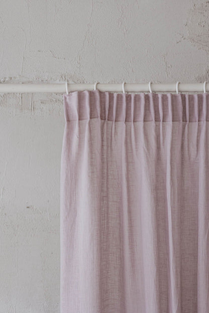 Transparenter Leinenvorhang mit Bleistiftfalten in hellem Flieder