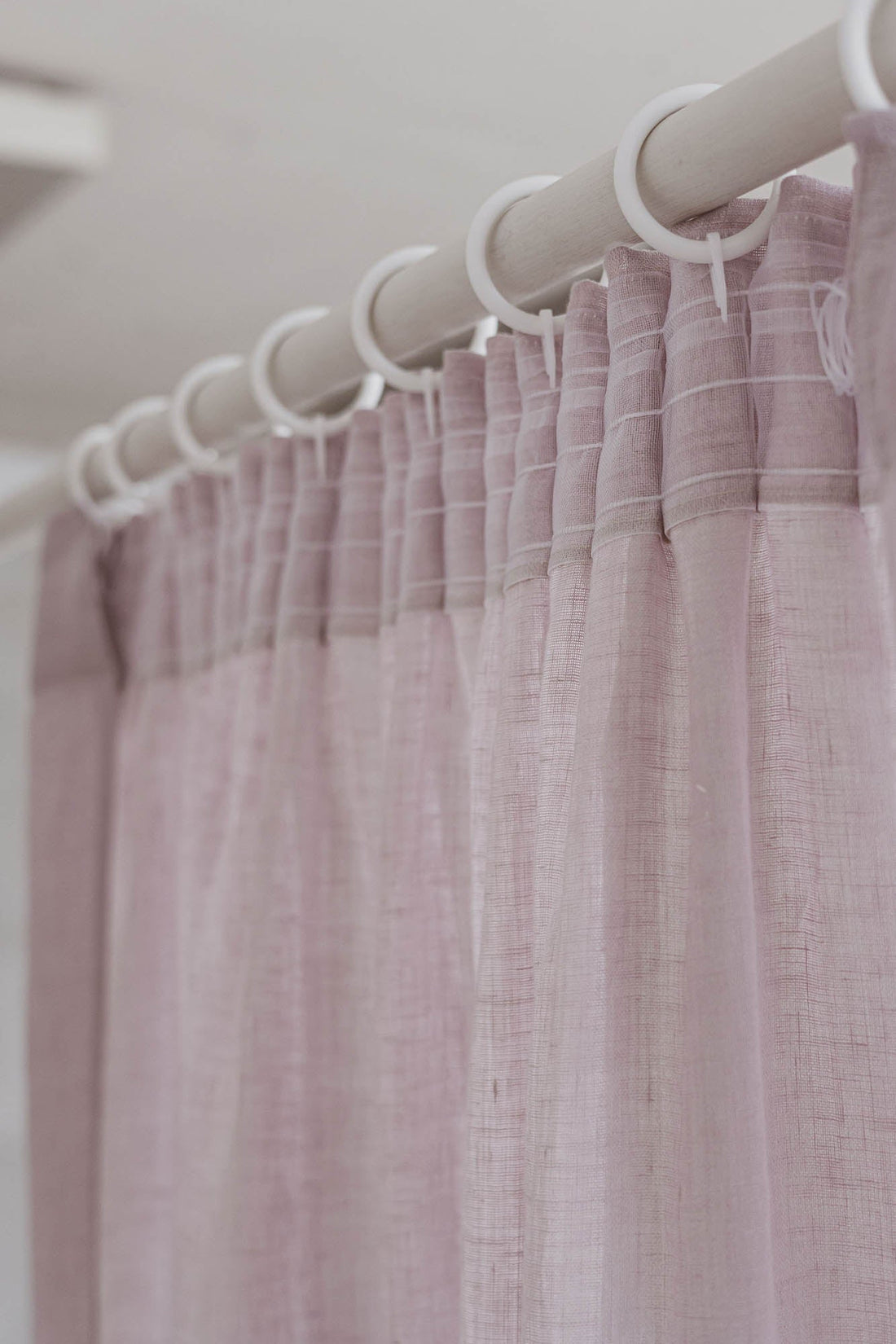 Transparenter Leinenvorhang mit Bleistiftfalten in hellem Flieder