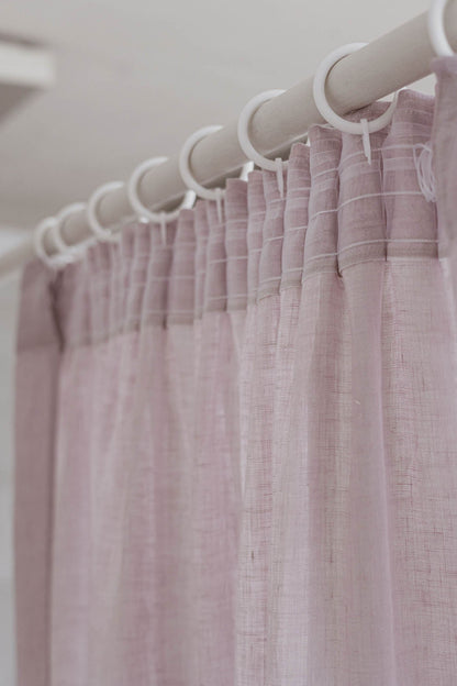 Transparenter Leinenvorhang mit Bleistiftfalten in hellem Flieder