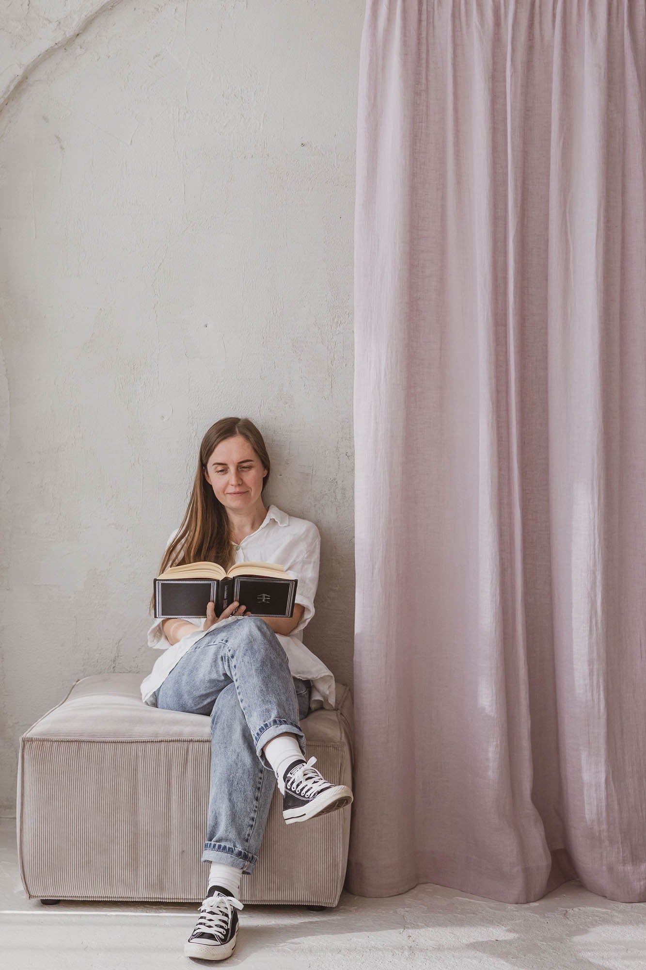 Transparenter Leinenvorhang mit Bleistiftfalten in hellem Flieder