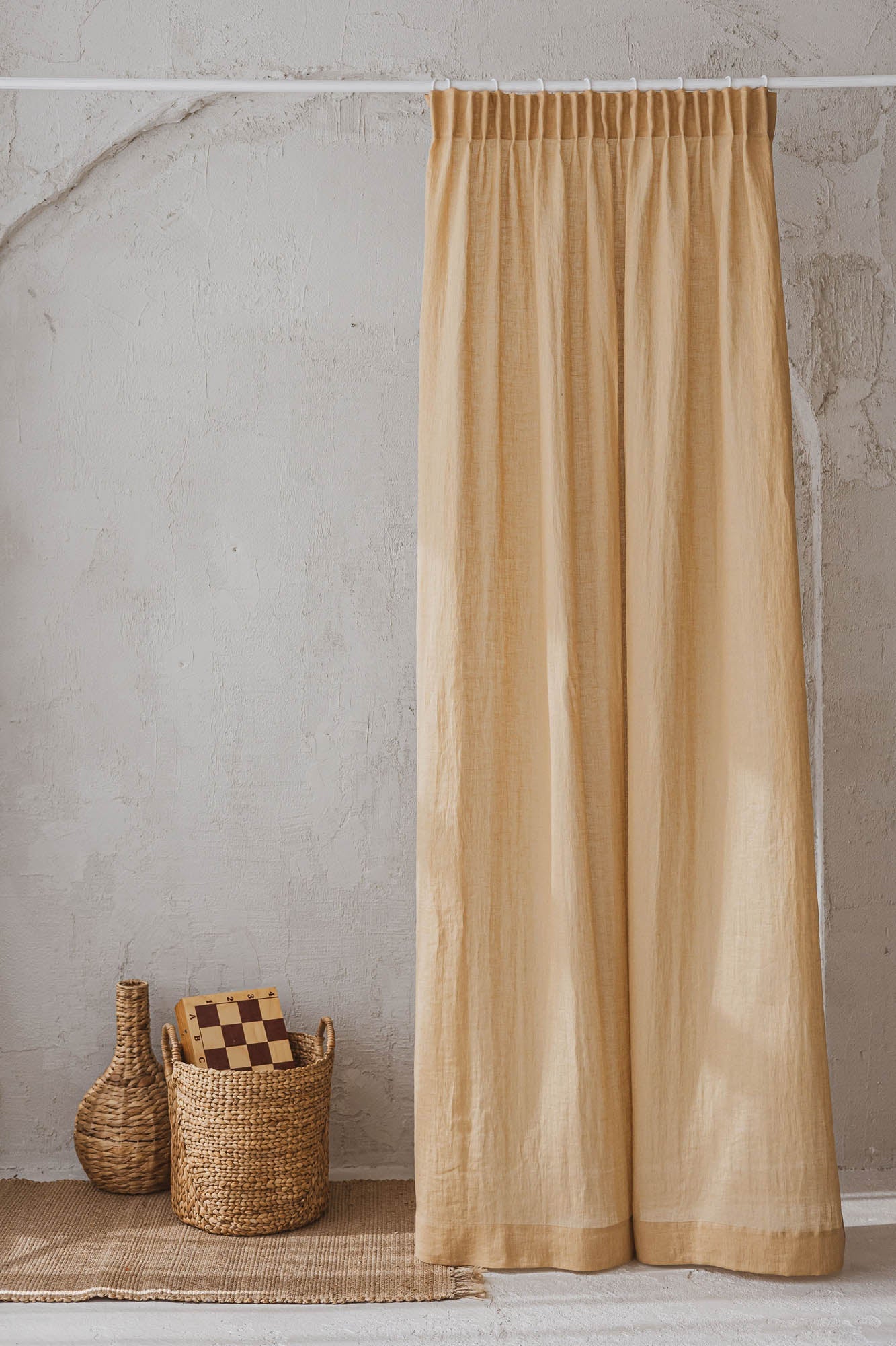 Transparenter Leinenvorhang mit Bleistiftfalten in Weizen