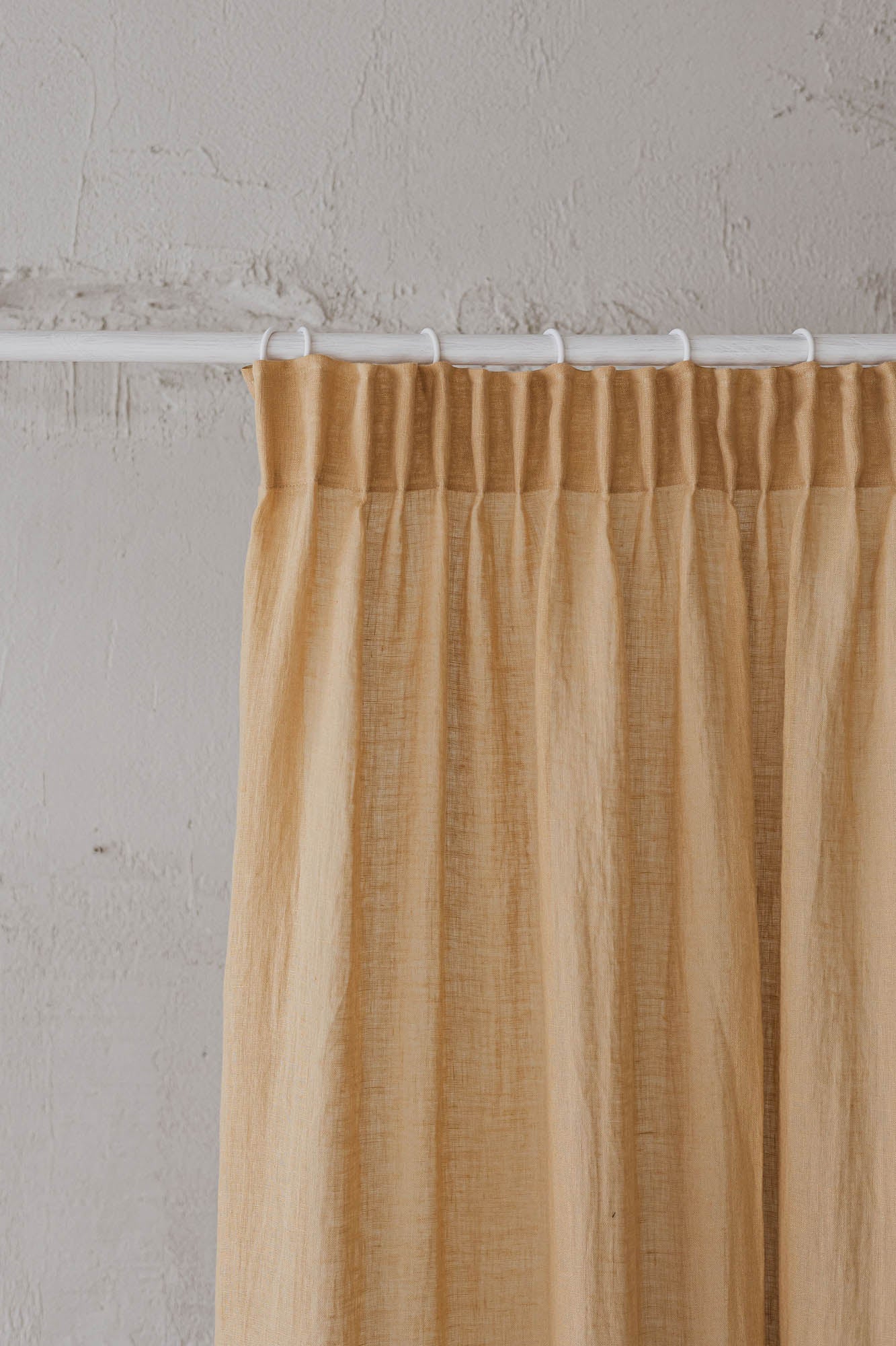 Transparenter Leinenvorhang mit Bleistiftfalten in Weizen
