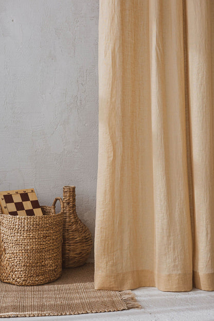 Transparenter Leinenvorhang mit Bleistiftfalten in Weizen