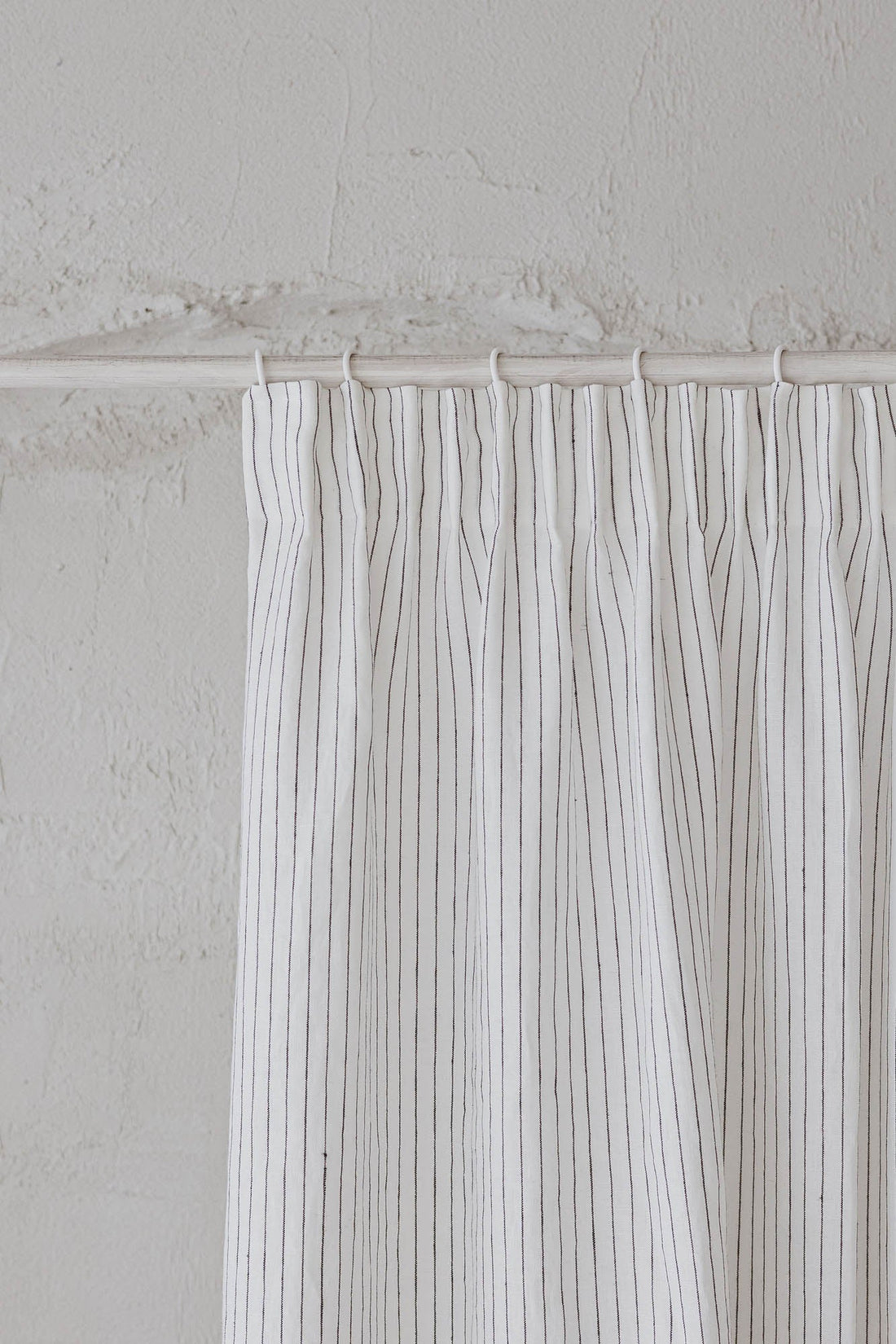 Leinenvorhang mit Bleistiftfalten in Weiß mit schwarzen Streifen