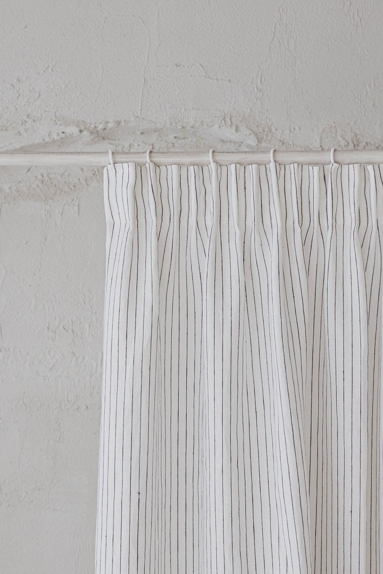Leinenvorhang mit Bleistiftfalten in Weiß mit schwarzen Streifen