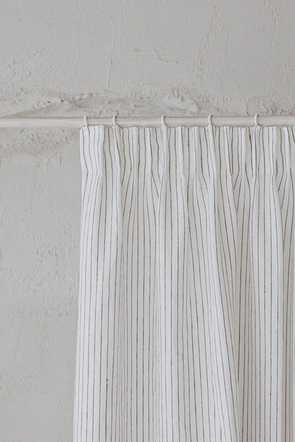 Leinenvorhang mit Bleistiftfalten in Weiß mit schwarzen Streifen