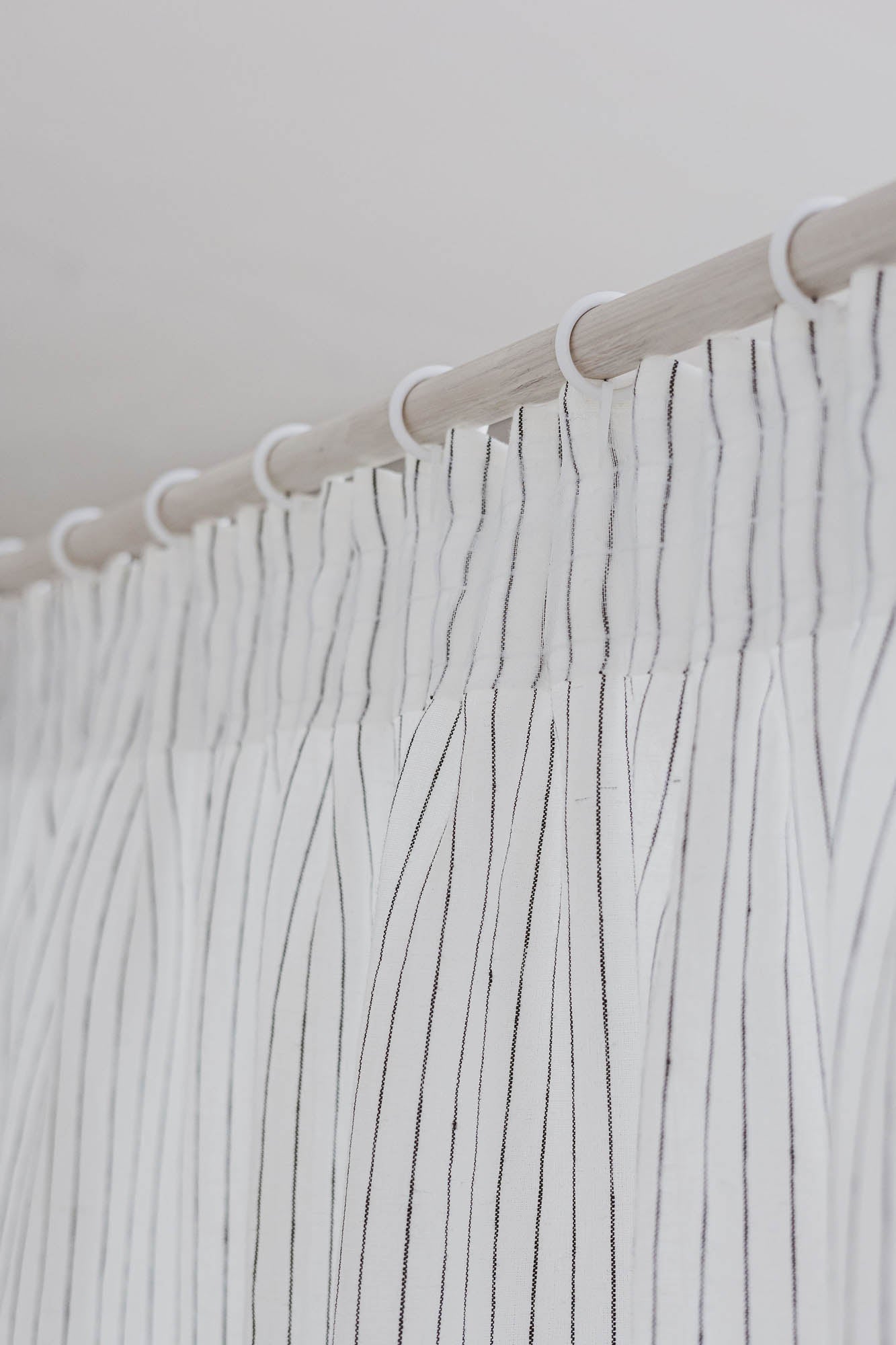 Leinenvorhang mit Bleistiftfalten in Weiß mit schwarzen Streifen