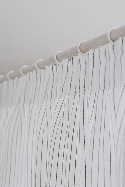 Leinenvorhang mit Bleistiftfalten in Weiß mit schwarzen Streifen