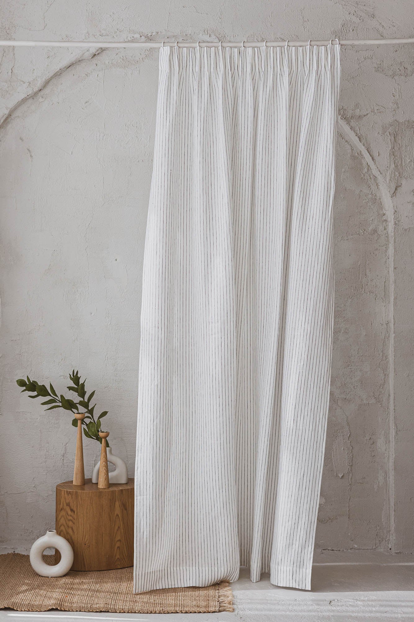 Leinenvorhang mit Bleistiftfalten in Weiß mit schwarzen Streifen
