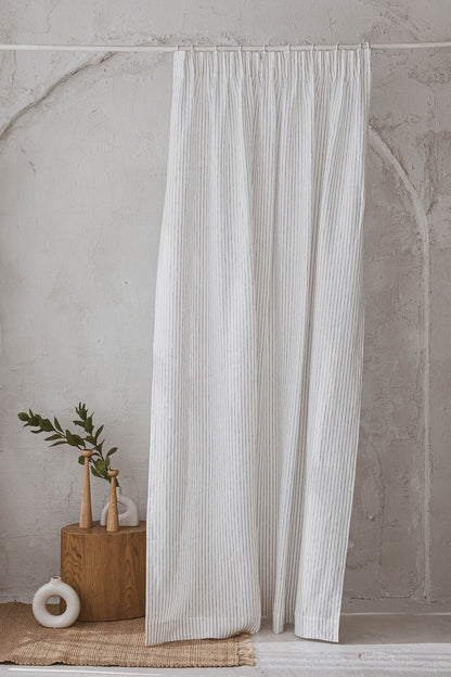 Leinenvorhang mit Bleistiftfalten in Weiß mit schwarzen Streifen