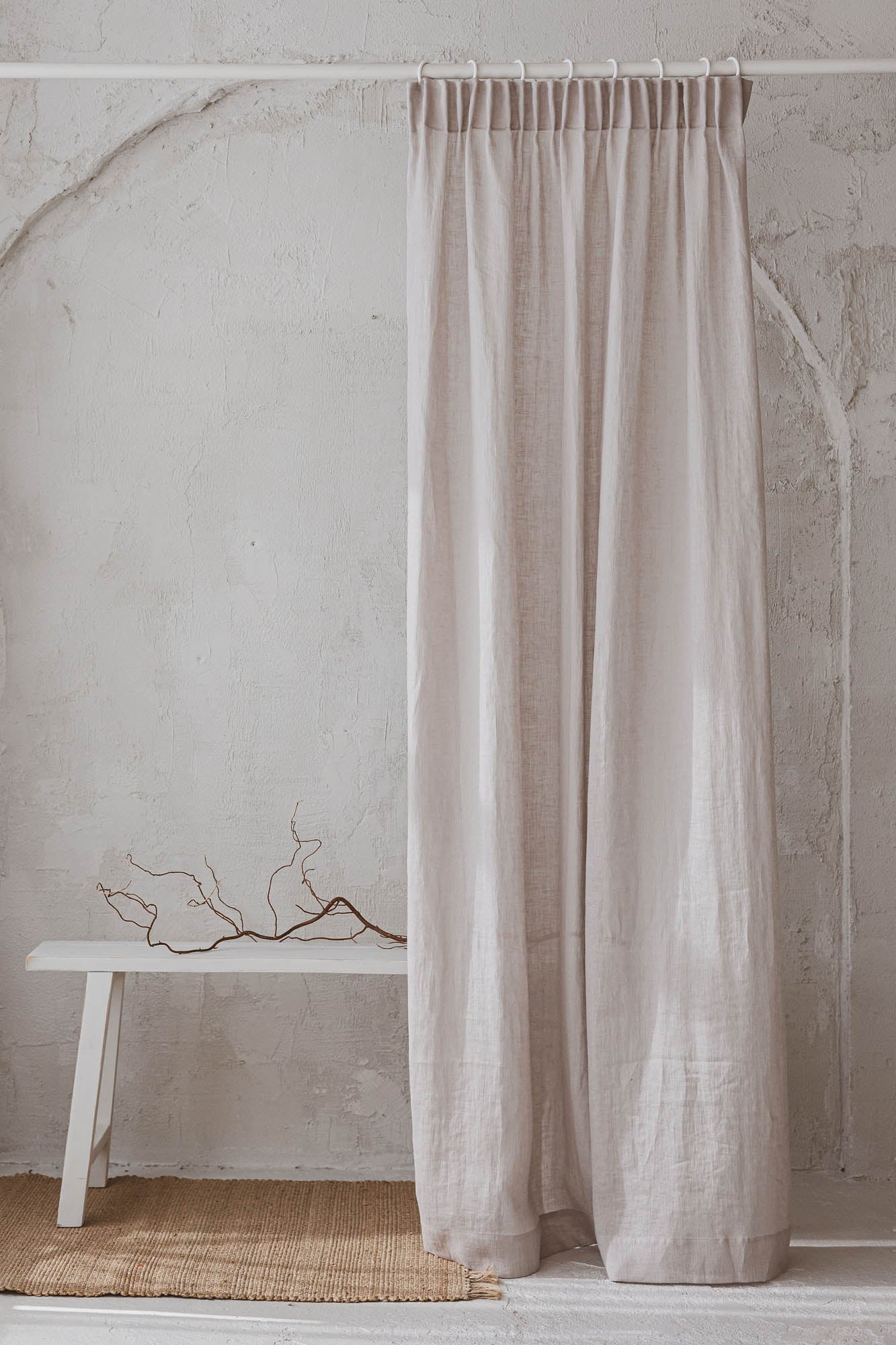 Transparenter Leinenvorhang mit Bleistiftfalten in weißem Sand