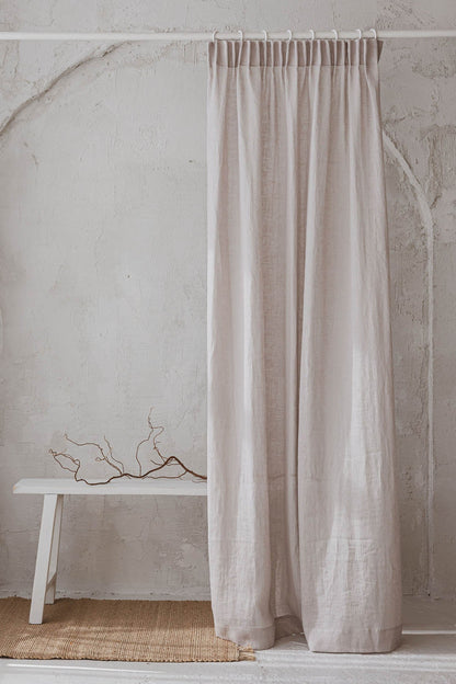 Transparenter Leinenvorhang mit Bleistiftfalten in weißem Sand