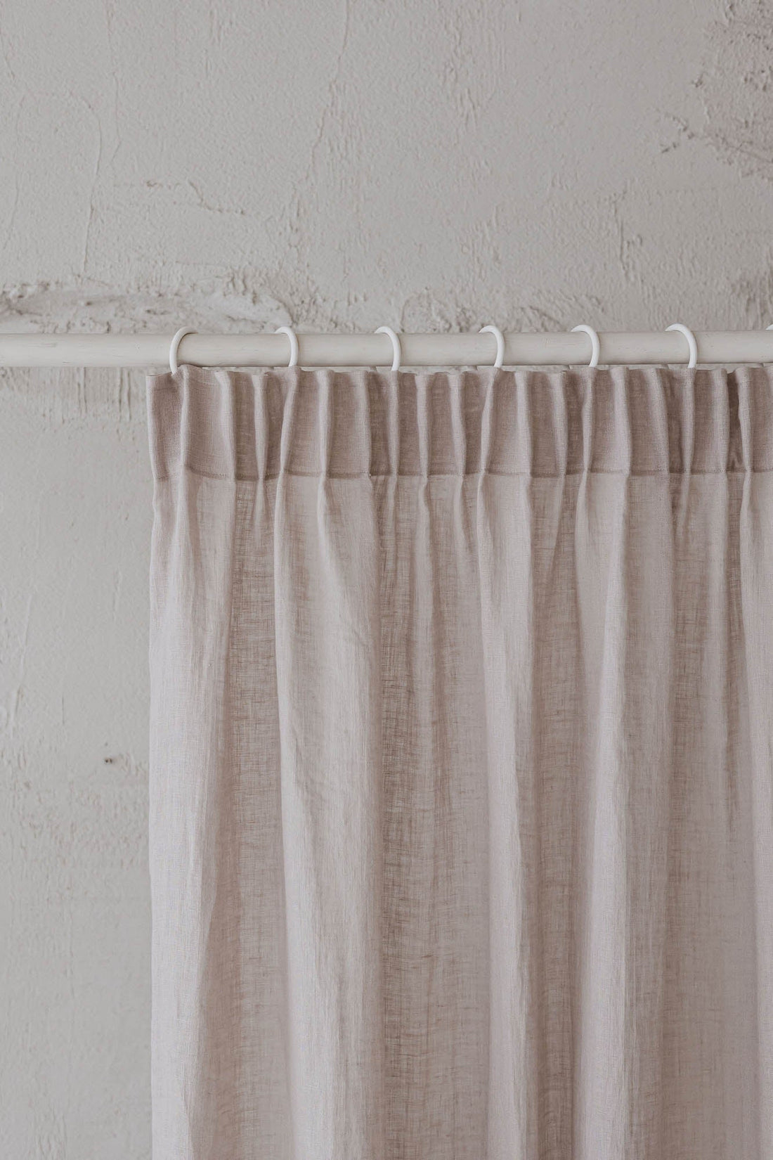 Transparenter Leinenvorhang mit Bleistiftfalten in weißem Sand