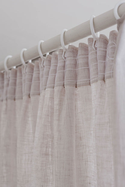 Transparenter Leinenvorhang mit Bleistiftfalten in weißem Sand
