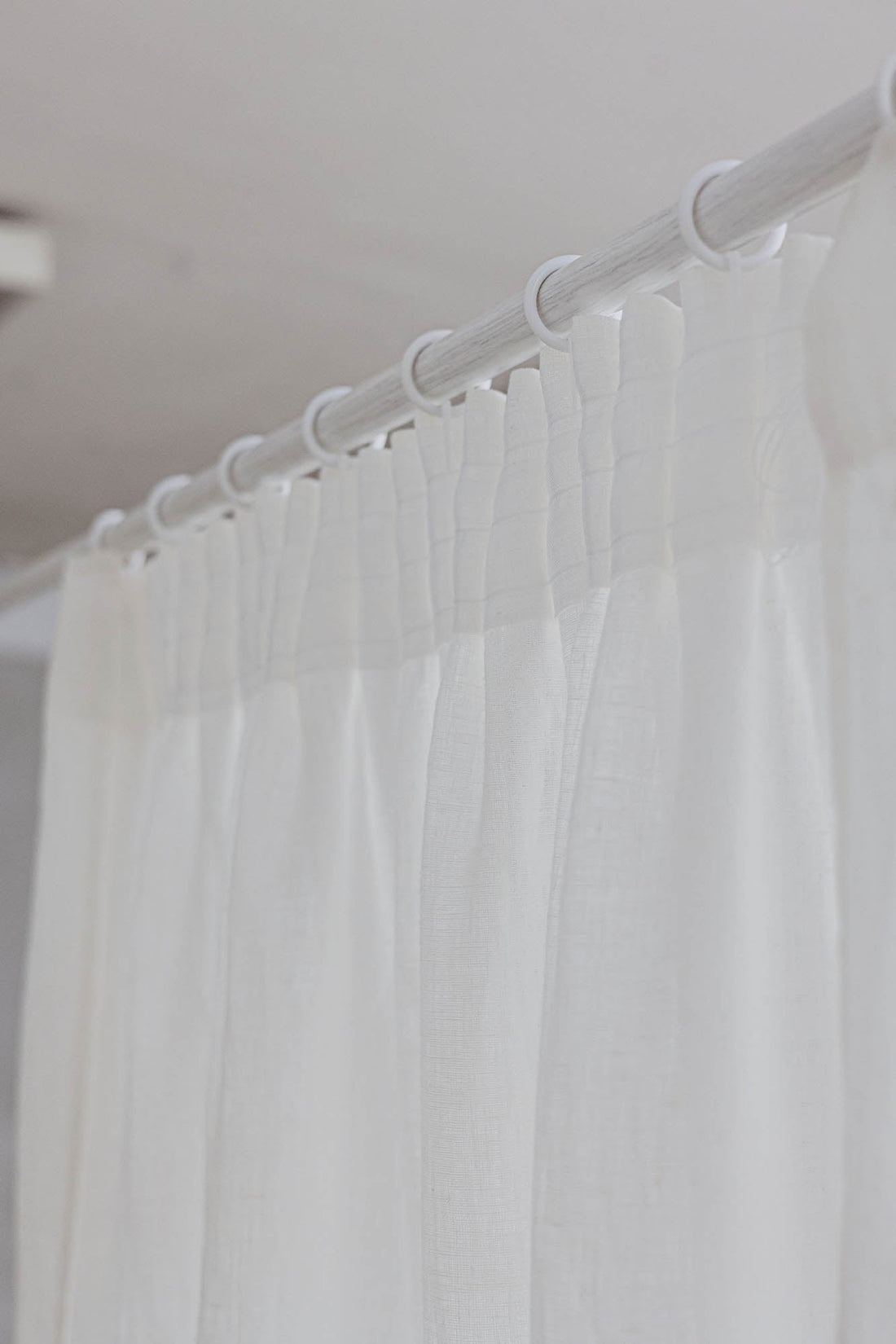 Leinenvorhang mit Bleistiftfalten in Off-White