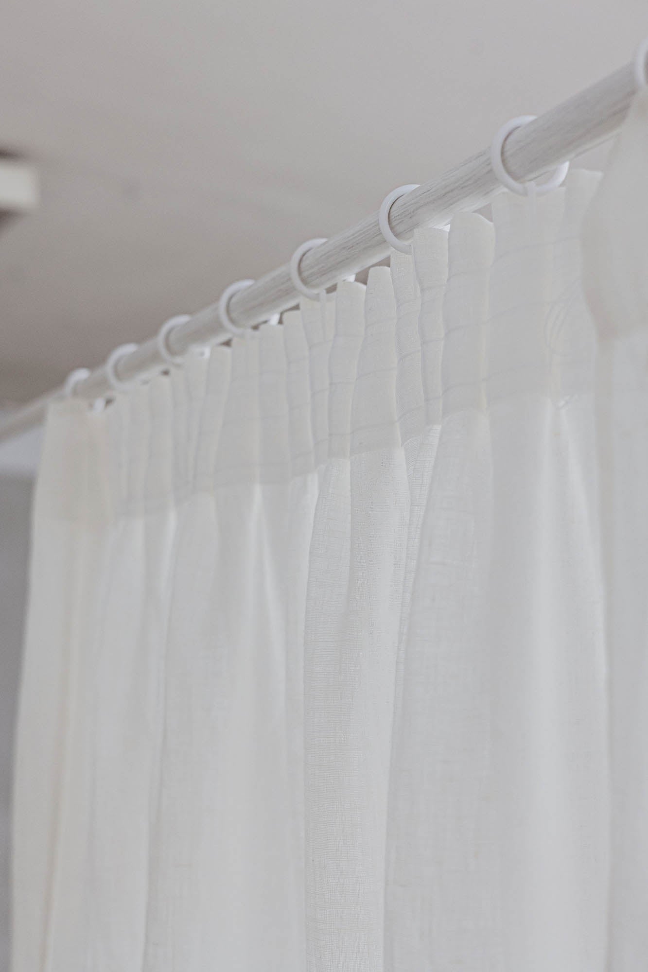 Leinenvorhang mit Bleistiftfalten in Off-White