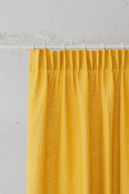 Leinenvorhang mit Bleistiftfalten in Mimosengelb