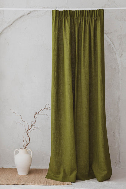 Leinenvorhang mit Bleistiftfalten in Moosgrün