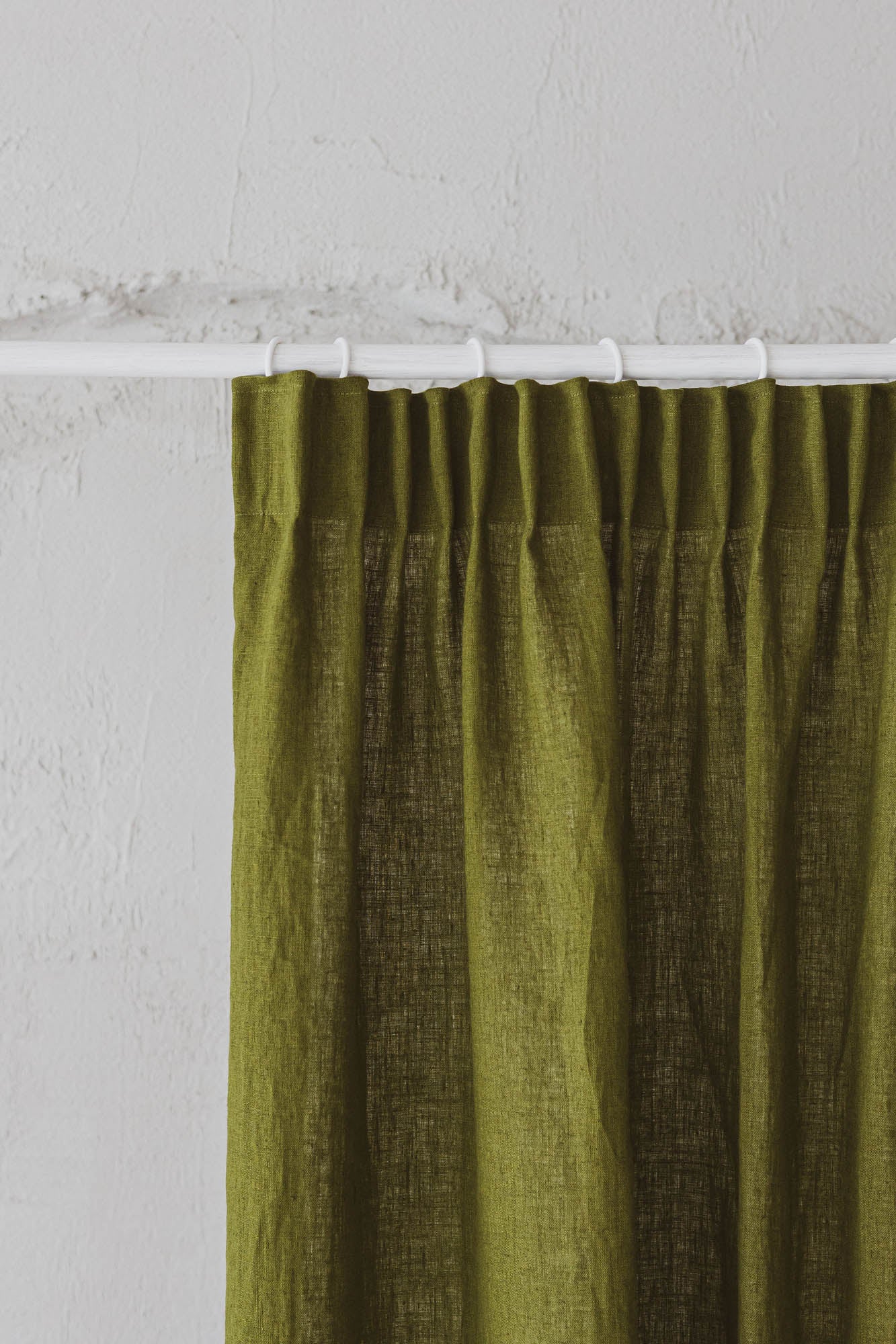 Leinenvorhang mit Bleistiftfalten in Moosgrün