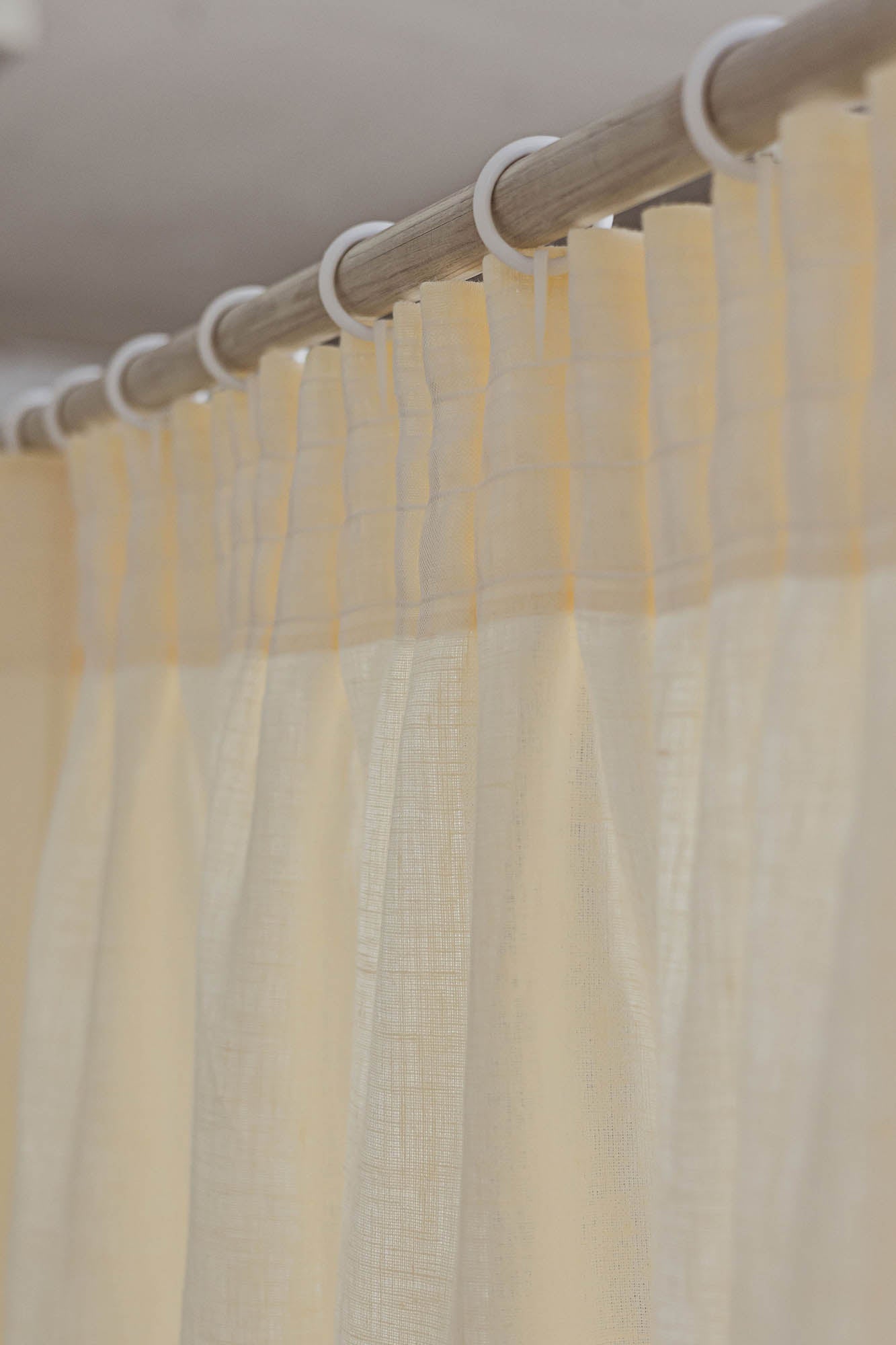 Leinenvorhang mit Bleistiftfalten in Creme