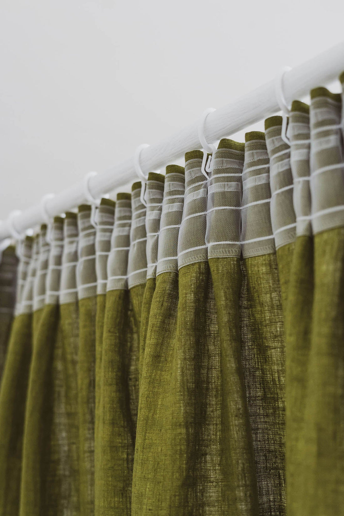 Leinenvorhang mit Bleistiftfalten in Moosgrün