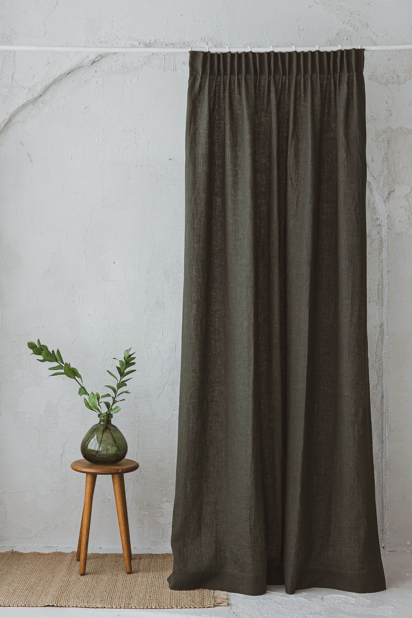 Leinenvorhang mit Bleistiftfalten in Waldgrün