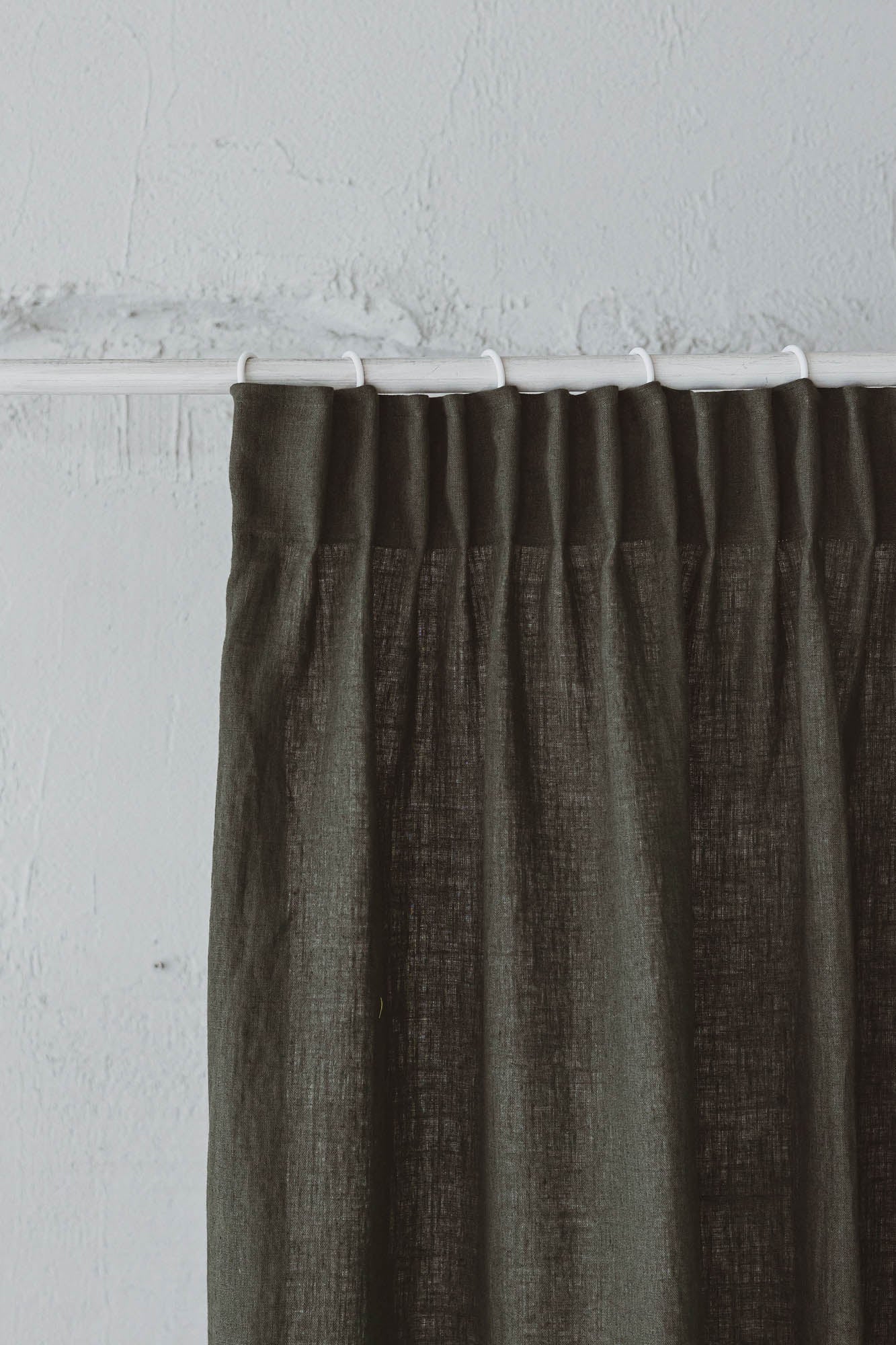 Leinenvorhang mit Bleistiftfalten in Waldgrün