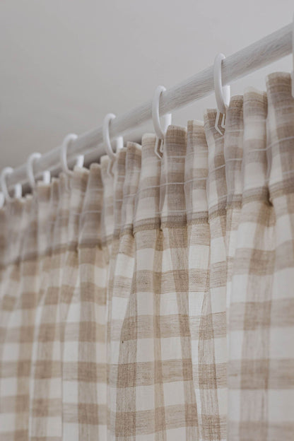 Leinenvorhang mit Bleistiftfalten in Weiß/Naturkaro