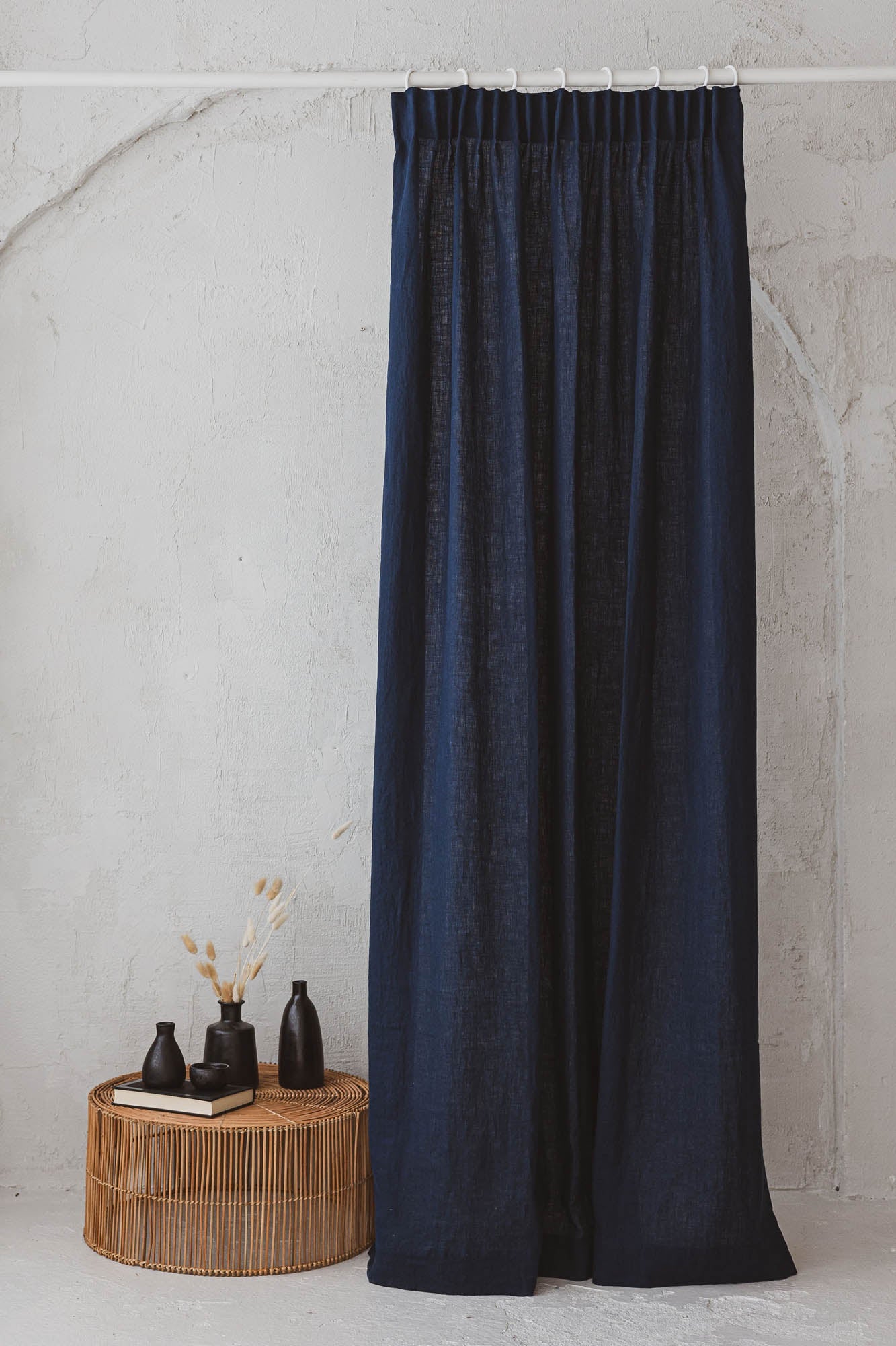 Leinenvorhang mit Bleistiftfalten in Mitternachtsblau