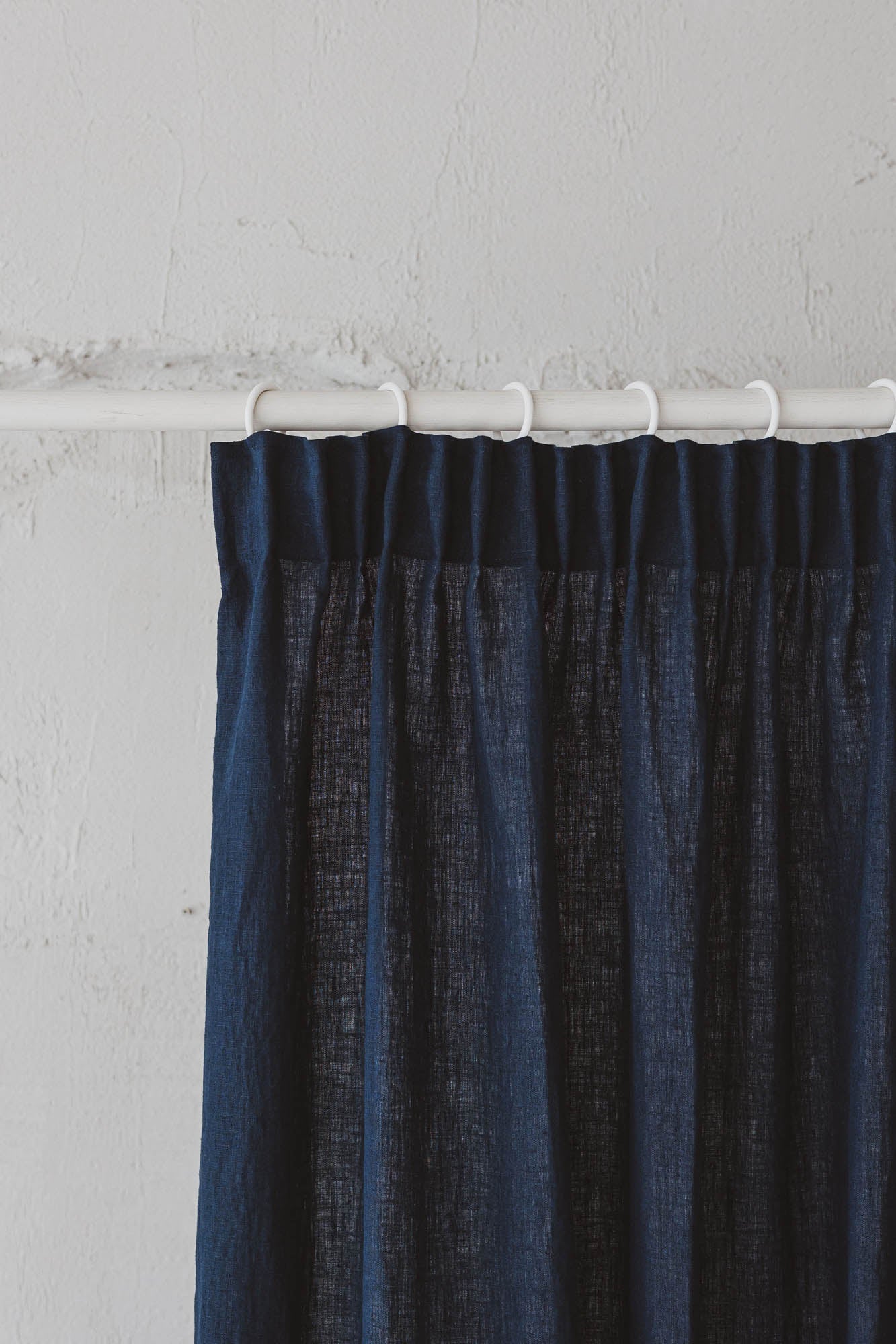 Leinenvorhang mit Bleistiftfalten in Mitternachtsblau