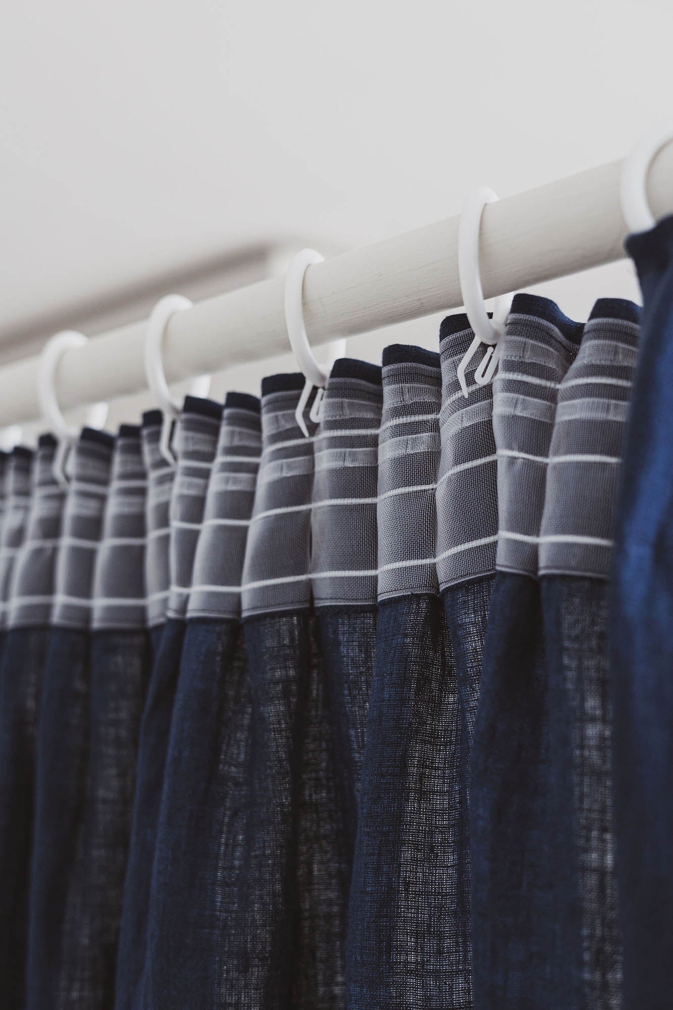 Leinenvorhang mit Bleistiftfalten in Mitternachtsblau