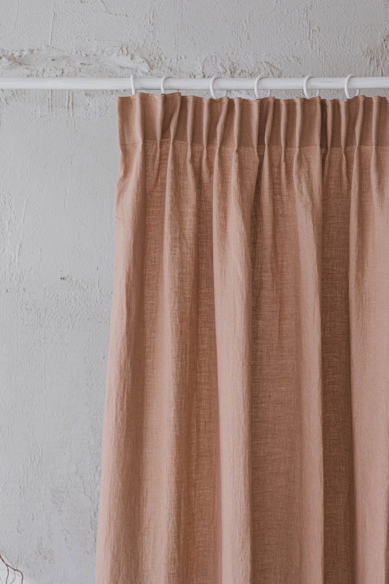 Leinenvorhang mit Bleistiftfalten in nebligem Rosa