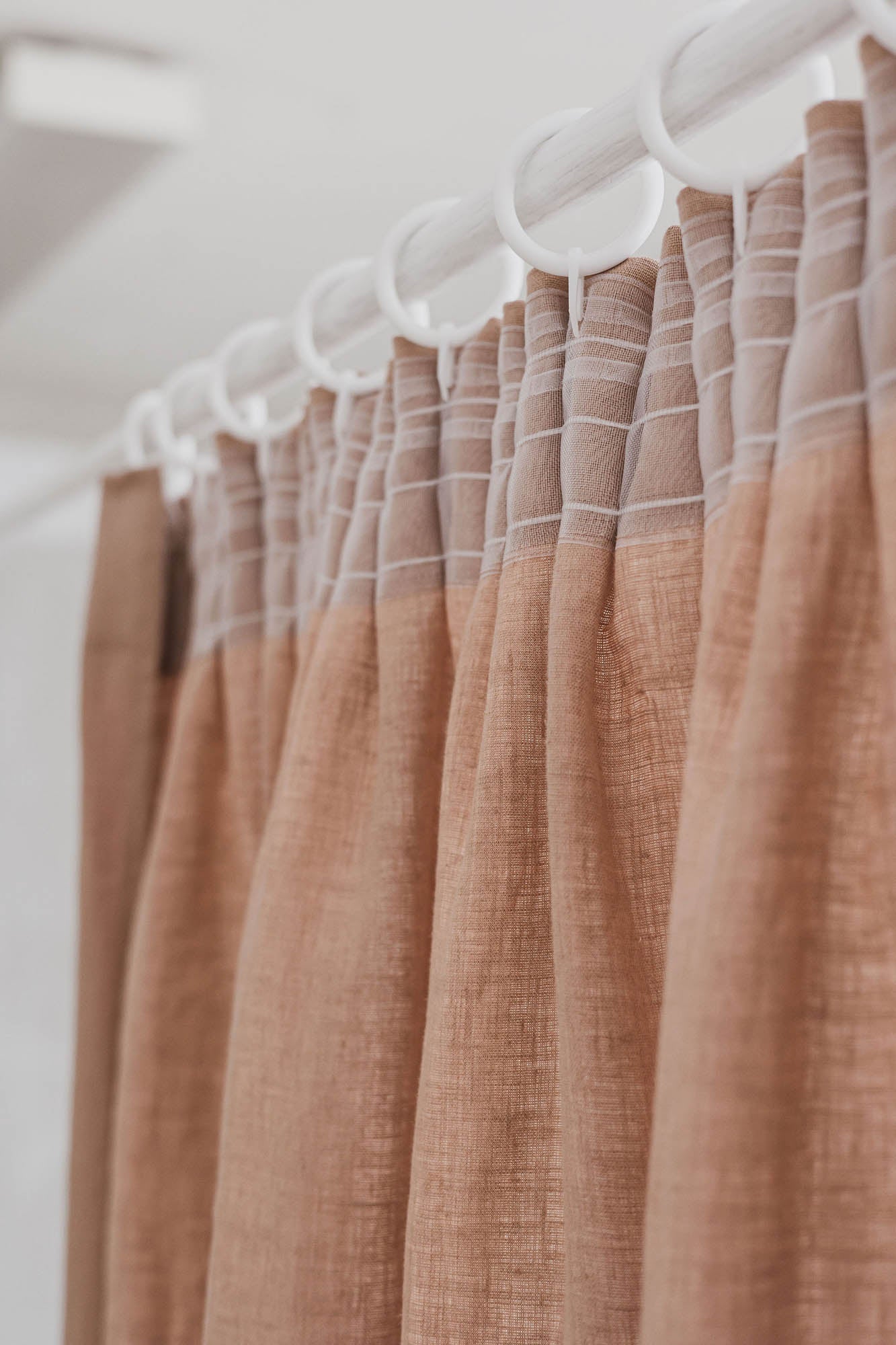 Leinenvorhang mit Bleistiftfalten in nebligem Rosa