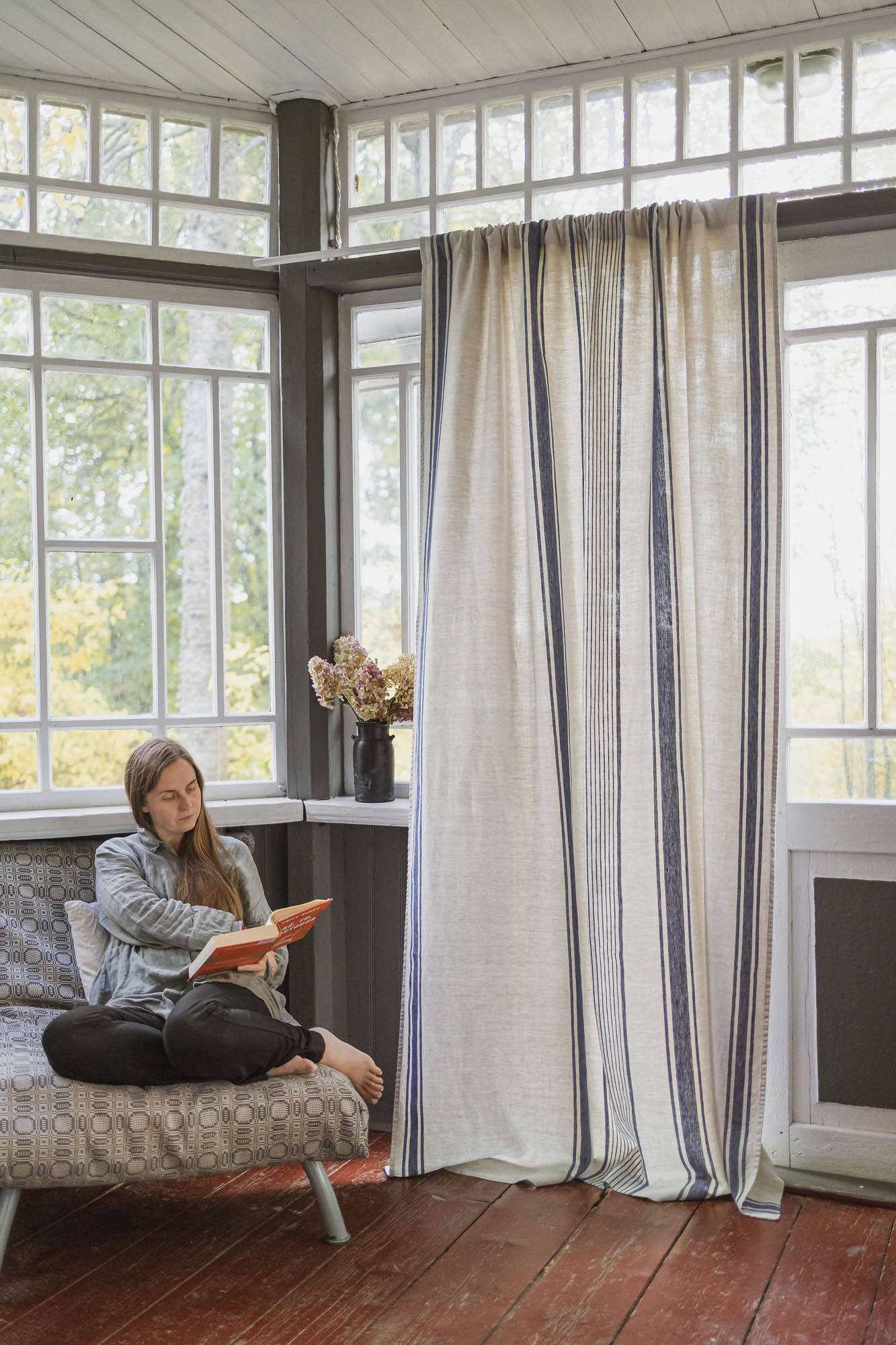 Leinenvorhang im französischen Stil mit blauen Streifen
