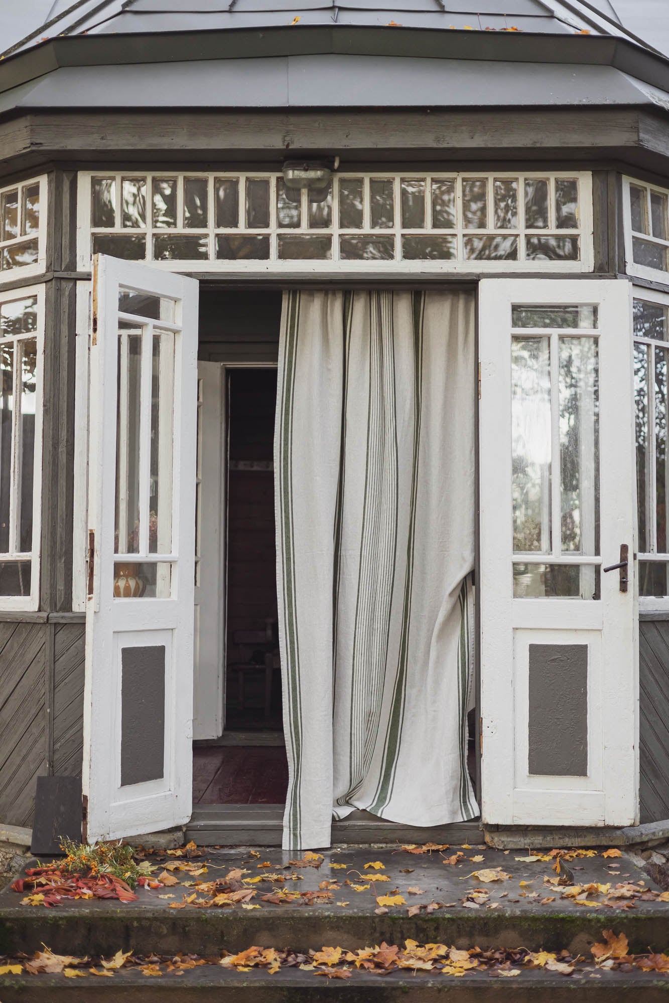 Leinenvorhang im französischen Stil mit grünen Streifen und multifunktionalem Gardinenband