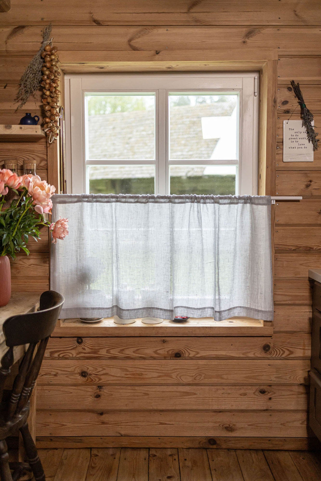 Transparenter Leinen-Café-Vorhang an einem regnerischen Tag