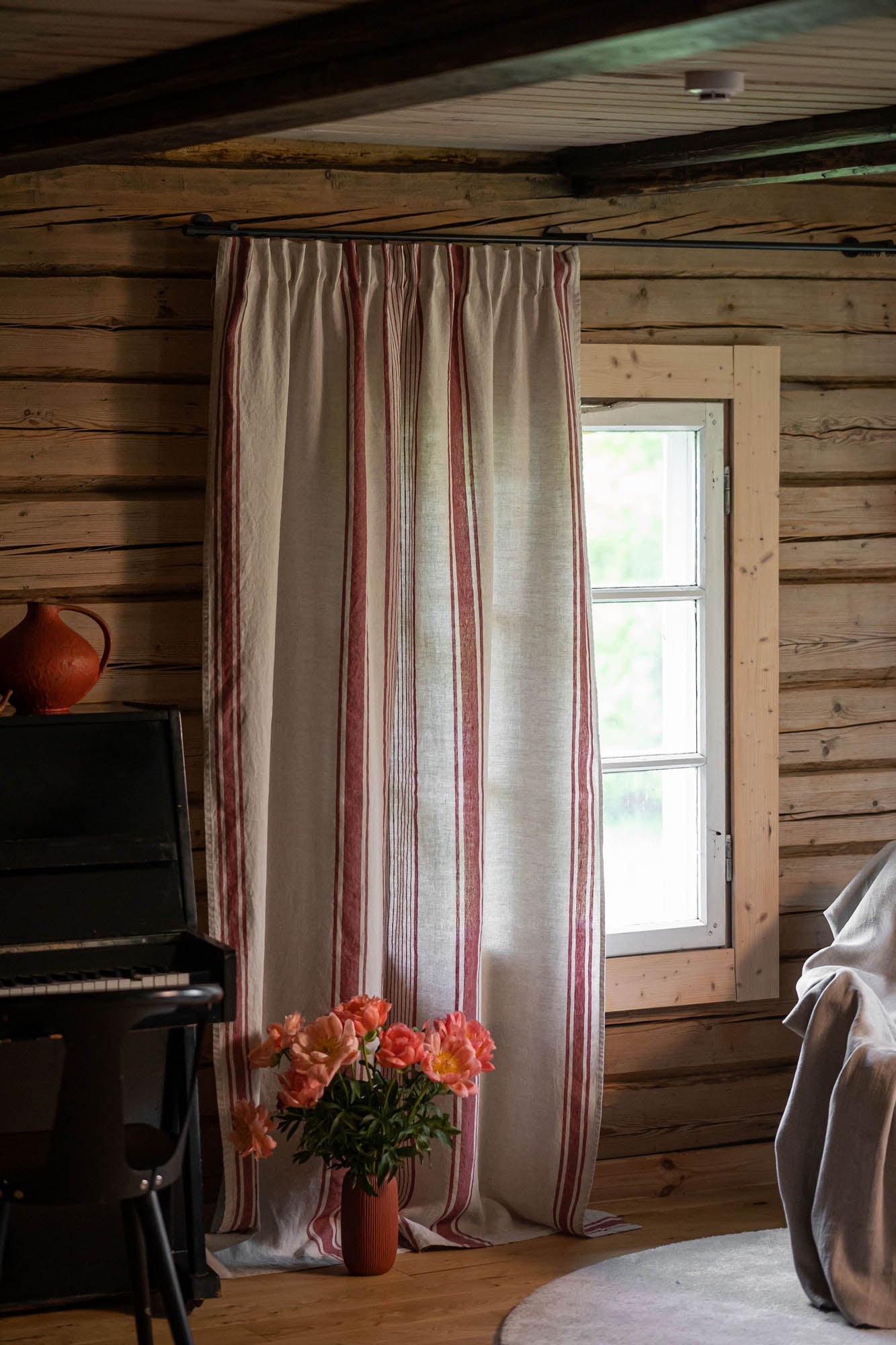 Leinenvorhang mit Bleistiftfalten – französischer Stil mit kirschroten Streifen